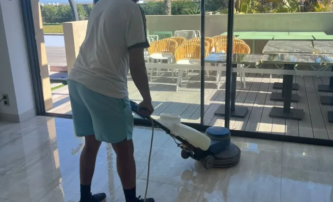 Nettoyage décapage d'un sol par autolaveuse pour hôtel à Sainte-Maxime, La Croix-Valmer, R Clean Nettoyage